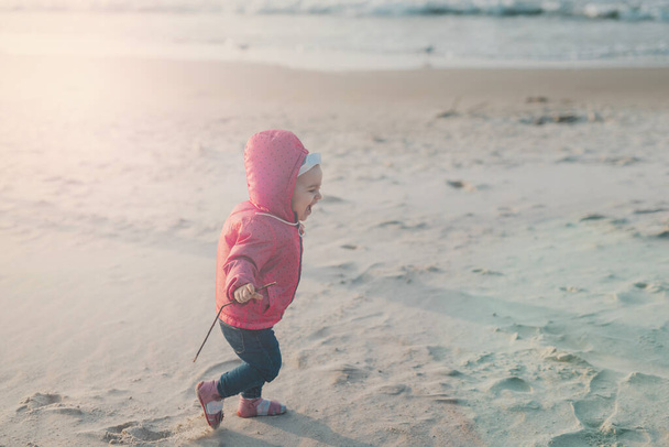 Entzückendes Kleinkind-Mädchen an einem sonnigen Sandstrand. Authentische Kindheit - Foto, Bild
