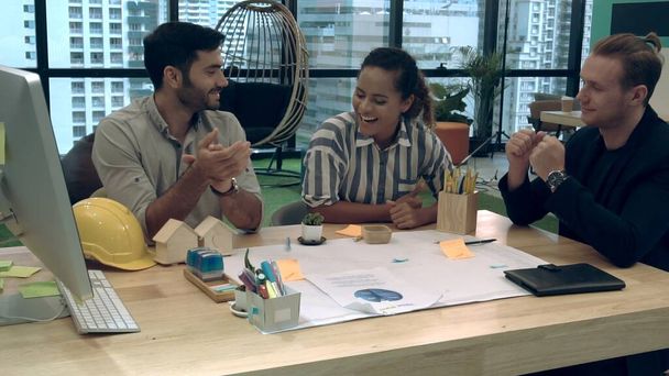 Творческая группа деловых людей, беседующих - Фото, изображение