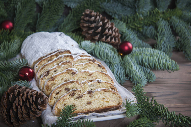 Homemade Christmas Stollen - un pan de frutas alemán de nueces, especias y pasas, recubierto con azúcar en polvo. - Foto, Imagen