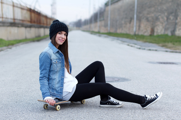 Jeune fille brune à la mode skateboarder
  - Photo, image
