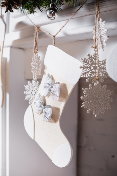 Focus selettivo di calza di Natale con decorazioni e bagattelle - Foto, immagini