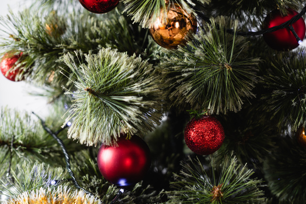 Close up άποψη του πεύκου με μπάλες και φώτα Χριστουγέννων - Φωτογραφία, εικόνα