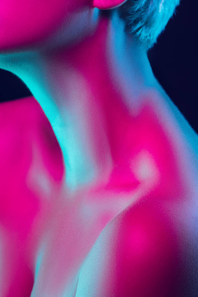 Karanlık stüdyo arka planında neon ışıklı kadın model portresi. - Fotoğraf, Görsel