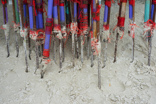 Stack di ombrelloni inutilizzati viola e rosso sulla spiaggia di sabbia a Pattaya, Thailandia a causa della caduta del turismo durante la pandemia COVID-19. - Foto, immagini