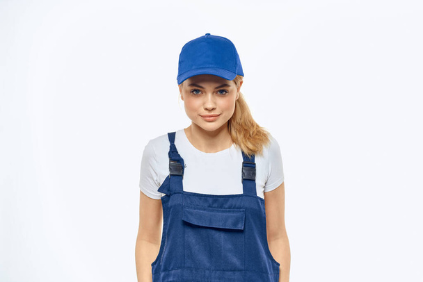 Femme en uniforme de travail livraison de chapeau bleu service de livraison de messagerie - Photo, image