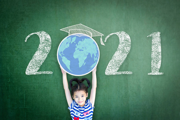2021 nuovo anno di calendario accademico educativo per la classe scolastica con bambino studente alzando pianeta globale sulla lavagna nera dell'insegnante per tornare a scuola celebrazione, programma di classe concep - Foto, immagini