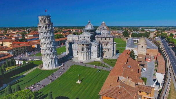 Pisa, Toskana 'daki Mucizeler Alanı' nın havadan görünüşü. İtalya 'nın ünlü Piazza dei Miracoli şehrinin insansız hava aracı bakış açısı - Fotoğraf, Görsel