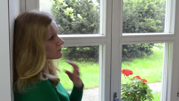 Blondes Mädchen auf der Fensterbank - Filmmaterial, Video