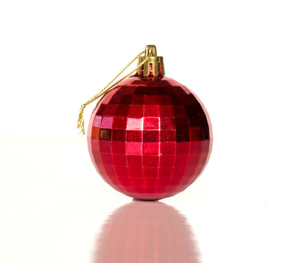Noel ağacı süslemesi için süs eşyası, kırmızı top. - Fotoğraf, Görsel
