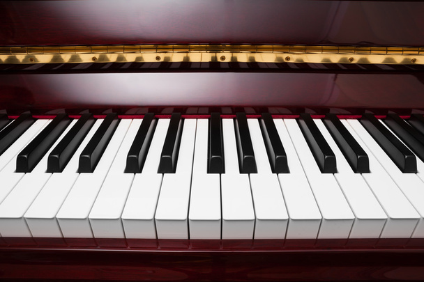 ébano y las teclas de marfil de piano rojo
 - Foto, imagen