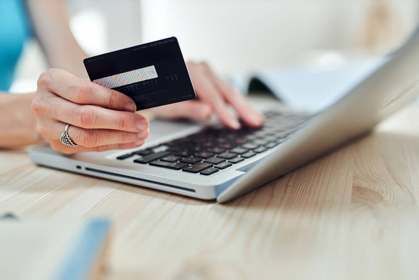 Mujer con tarjeta de crédito y compra en línea con un ordenador portátil moderno. - Foto, imagen