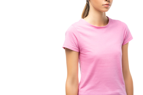 Vista recortada de mujer joven en camiseta rosa aislada en blanco, concepto de cáncer de mama - Foto, Imagen