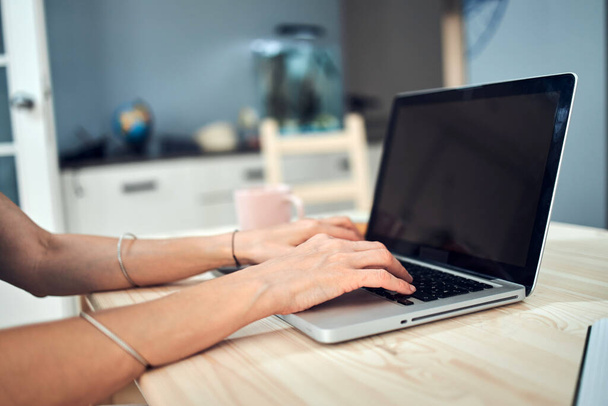 Mujer trabajando desde casa, usando laptop / notebook, concepto freelance moderno. - Foto, Imagen