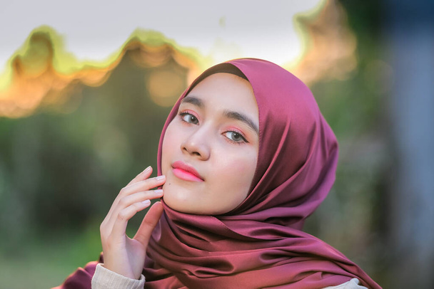 Ritratto di bella giovane modella in stile hijab alla moda in posa in bel tramonto. Elegante hijab femminile musulmano moda stile di vita concetto di ritrattistica. - Foto, immagini