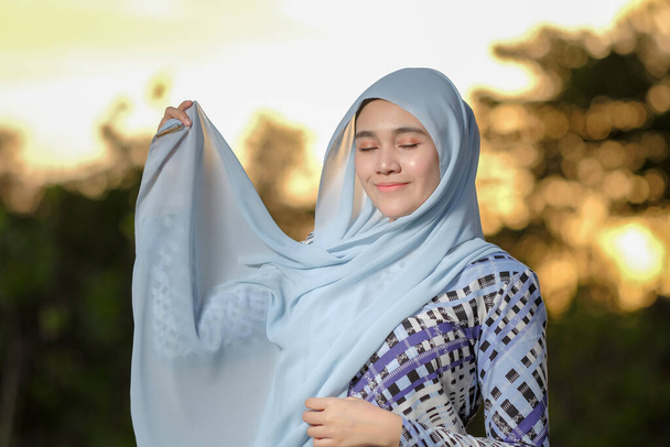 Портрет красивой молодой модели в модном стиле хиджаба, позирующей в красивом закате. Стильная мусульманская женщина хиджаб моды стиль портретной концепции. - Фото, изображение