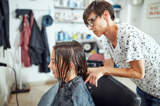 Kadeřník stříhání vlasů v salonu. - Fotografie, Obrázek