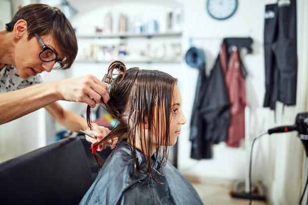 Kadeřník stříhání vlasů v salonu. - Fotografie, Obrázek