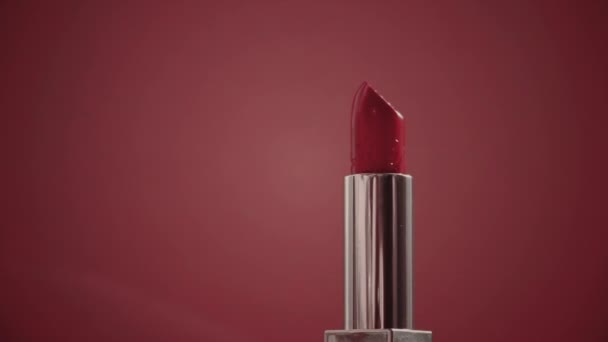 Rouge à lèvres rouge vintage en tube argenté et fusées éclairantes, maquillage de luxe et cosmétiques de vacances pour la marque de beauté - Séquence, vidéo