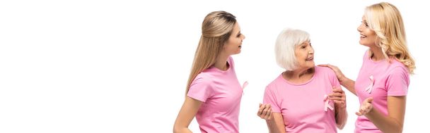 Imagen horizontal de mujeres con cinta de conocimiento de cáncer de mama hablando aisladas en blanco - Foto, imagen