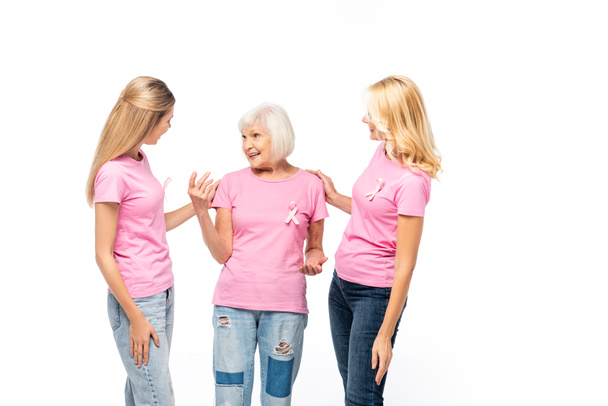 Femme âgée parlant aux femmes avec des rubans de sensibilisation au cancer du sein isolé sur blanc - Photo, image