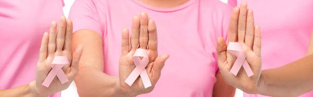 乳がんの認知リボンを白で孤立した手のひらに示す女性の水平像 - 写真・画像