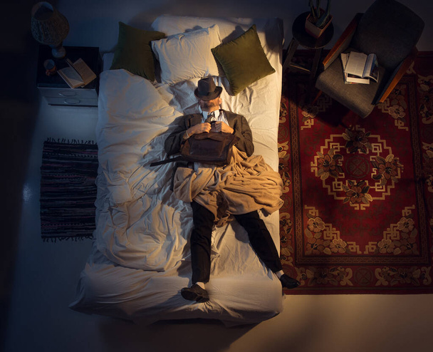 Retrato de un hombre de negocios, contable durmiendo en la cama en casa - Foto, imagen
