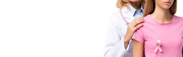 Ιστοσελίδα κεφαλίδα του γιατρού αγκαλιάζει γυναίκα με ροζ κορδέλα σε t-shirt που απομονώνονται σε λευκό - Φωτογραφία, εικόνα