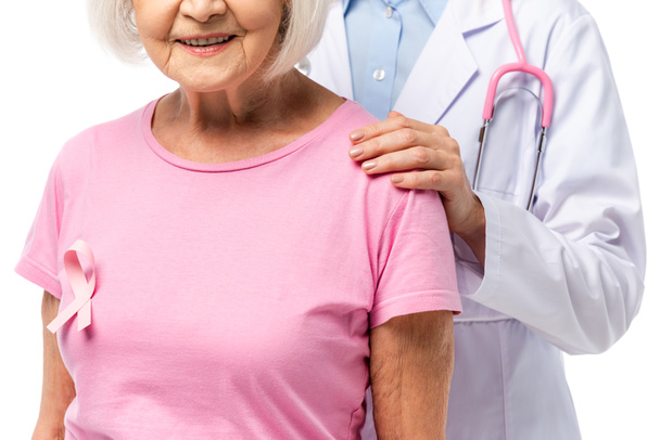 Pembe kurdeleli yaşlı bir kadına sarılan steteskoplu bir doktorun beyaza sarılmış görüntüsü. - Fotoğraf, Görsel