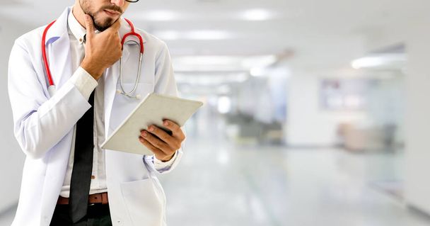 Γιατρός που χρησιμοποιεί υπολογιστή tablet στο νοσοκομείο. - Φωτογραφία, εικόνα