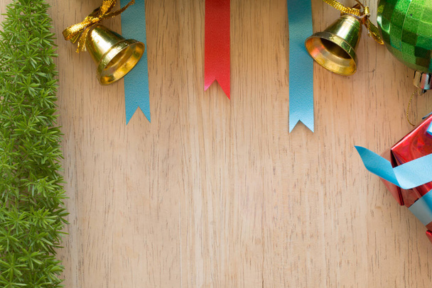 Bord de madera con árbol de Navidad decorado, adornos coloridos y diseño de copyspace para hacer fondo. - Foto, Imagen
