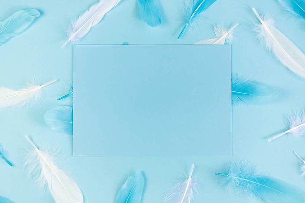 Fondo azul con plumas y papel para notas, copyspace. - Foto, Imagen