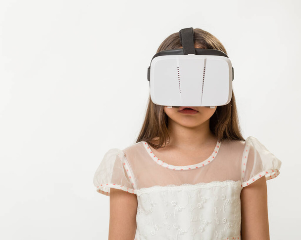 Young girl wearing virtual reality VR goggles - Foto, afbeelding