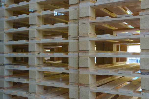 dřevěné palety tvořící texturu ve skladu - Fotografie, Obrázek