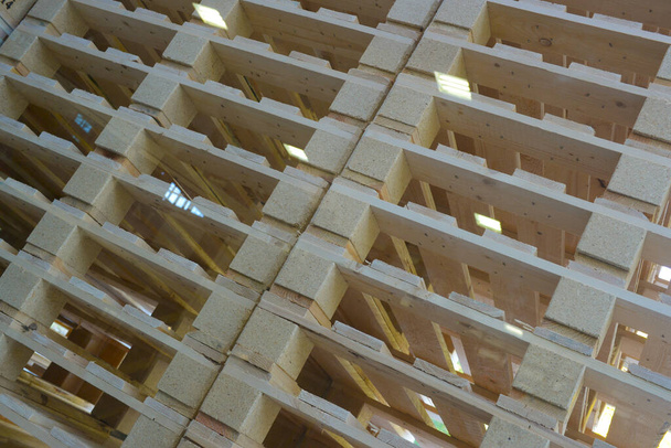 ξύλινες παλέτες που σχηματίζουν μια υφή σε μια αποθήκη - Φωτογραφία, εικόνα