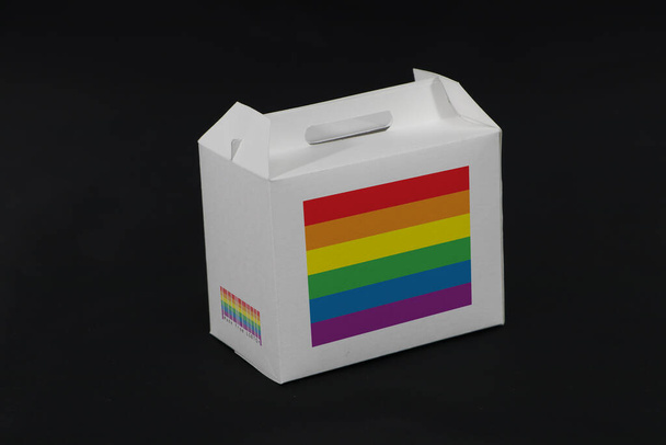 Symbol barva LGBTQ + vlajka a čárový kód na bílém rámečku s černým pozadím, papírové balení pro uvedení produktů. Koncept obchodování s LGBTQ+. - Fotografie, Obrázek