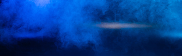 panoramic crop of dark blue background with smoke and copy space - Foto, immagini