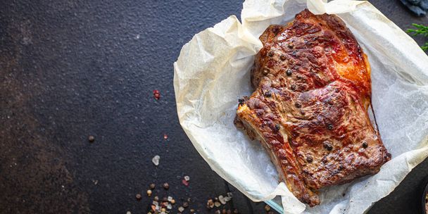 marhahús steak ribeye bbq grillezett borjúhús sült ritka vagy közepes ízletes felső nézet másolási hely szöveges élelmiszer háttér rusztikus - Fotó, kép