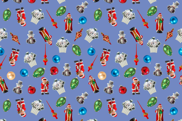 Рождество бесшовный узор с рождественскими игрушками на синем фоне. - Фото, изображение