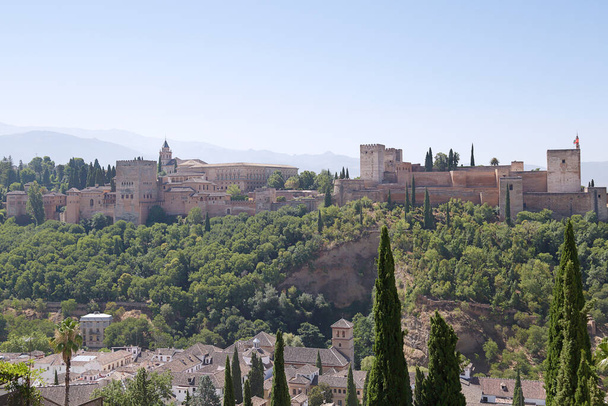 Вид на Альгамбру - древнюю крепость, расположенную в Гранаде, Испания - Фото, изображение