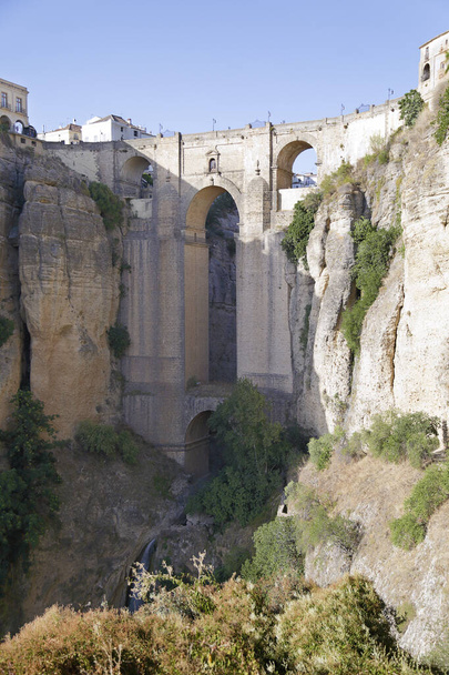 ロンダ,マラガ,アンダルシア,スペインのグアダレヴィン川にかかる新しい橋 - 写真・画像