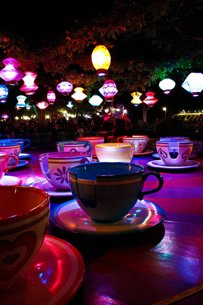Le tour de tasse à thé à la nuit.Rotating thé tasses attraction - Photo, image