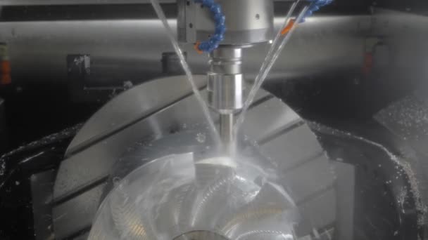 Obráběcí frézka s chladicím systémem řezání kovového obrobku v továrně - Záběry, video