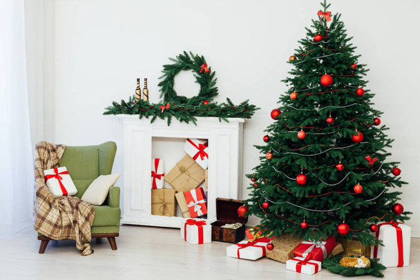 Yeni yıl dekorunda şöminesi olan Noel ağacı. - Fotoğraf, Görsel