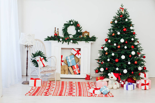 Pino árbol de Navidad con chimenea interior de la casa regalos de decoración de año nuevo - Foto, imagen