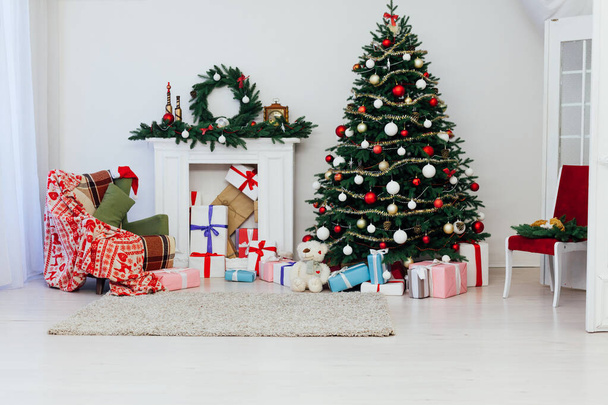 Χριστουγεννιάτικο δέντρο με τζάκι εσωτερικό από λευκό δωμάτιο Πρωτοχρονιά διακόσμηση γιρλάντα - Φωτογραφία, εικόνα