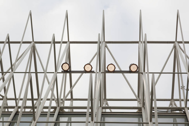 Αφηρημένη βιομηχανική δομή χάλυβα με τέσσερα φώτα - Φωτογραφία, εικόνα