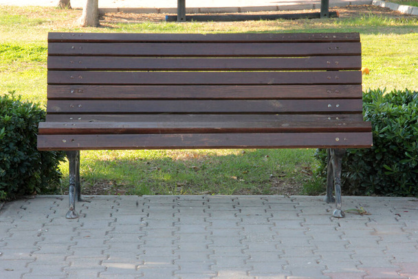 стильная и современная скамейка для сада - Фото, изображение