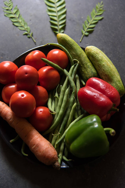 Primer plano de las verduras frescas sobre un fondo con el uso de enfoque selectivo. - Foto, Imagen