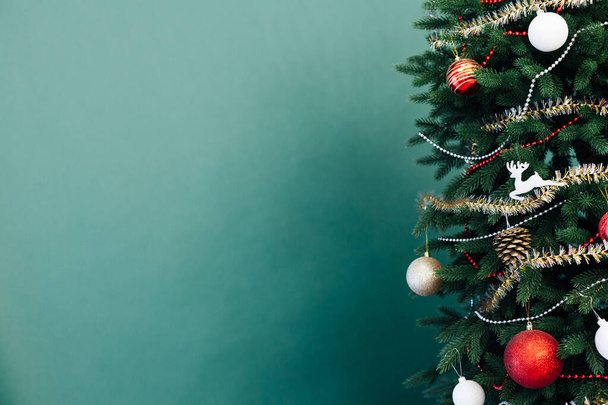 クリスマスツリーの家の怒っているインテリア松の新年の装飾ガーランドギフトポストカード - 写真・画像