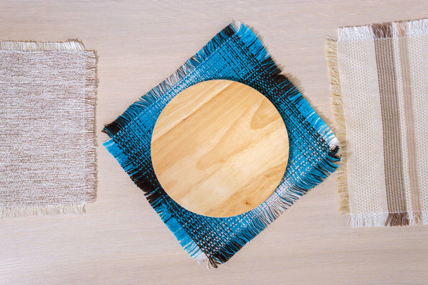 Στρογγυλό ξύλινο πιάτο σε σκούρο ξύλινο φόντο στην κορυφή. χώρος για την αντιγραφή κειμένου - Φωτογραφία, εικόνα